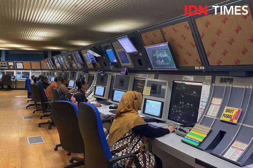 Operation room Jakarta Air Traffic Services Center (JATSC) AirNav Indonesia di Bandara Soekarno-Hatta, Tangerang, Banten. (IDN Times/Vadhia Lidyana)
