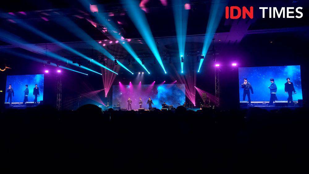 Potret Phuwin, Nanon, dan Earth di GMMTV Musicon in Jakarta 2023 pada Sabtu (16/12/2023) (IDN Times/Ines Suseno)
