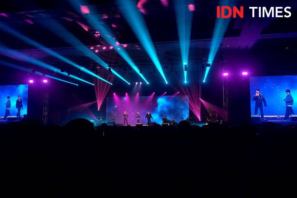 Potret Phuwin, Nanon, dan Earth di GMMTV Musicon in Jakarta 2023 pada Sabtu (16/12/2023) (IDN Times/Ines Suseno)