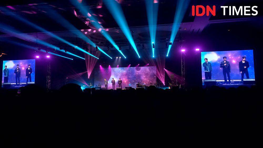 Potret Phuwin, Nanon, dan Earth di GMMTV Musicon in Jakarta 2023 pada Sabtu (16/12/2023) (IDN Times/Ines Suseno)