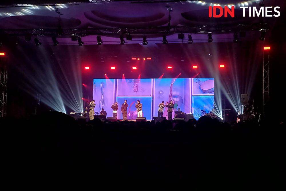 Potret Fourth dan LYKN di GMMTV Musicon in Jakarta 2023 pada Sabtu (16/12/2023) (IDN Times/Ines Suseno)