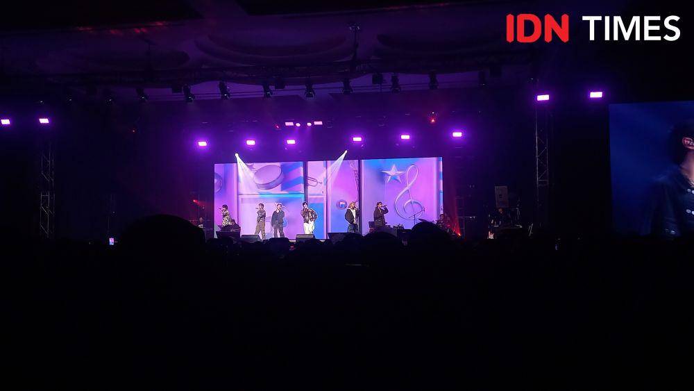 Potret Fourth dan LYKN di GMMTV Musicon in Jakarta 2023 pada Sabtu (16/12/2023) (IDN Times/Ines Suseno)
