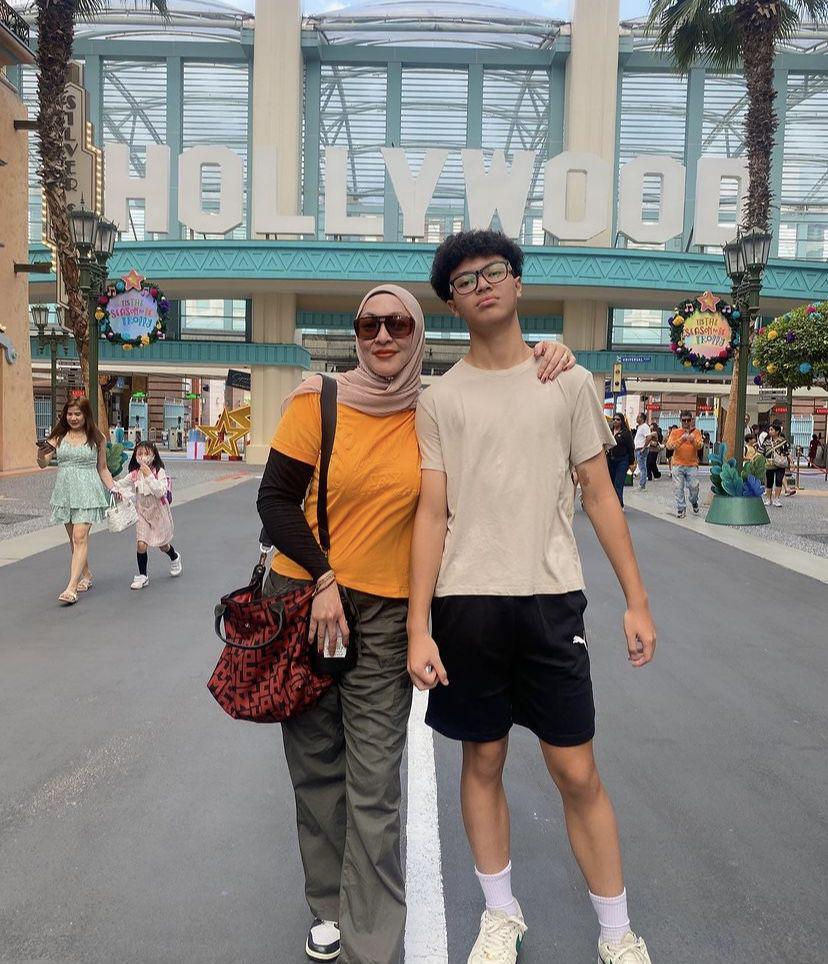 Angelina Sondakh dan Keanu di Universal Studio Singapura (instagram.com/angelinasondakh09)