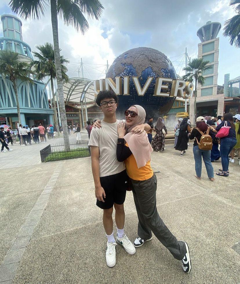 Angelina Sondakh dan Keanu di Universal Studio Singapura (instagram.com/angelinasondakh09)