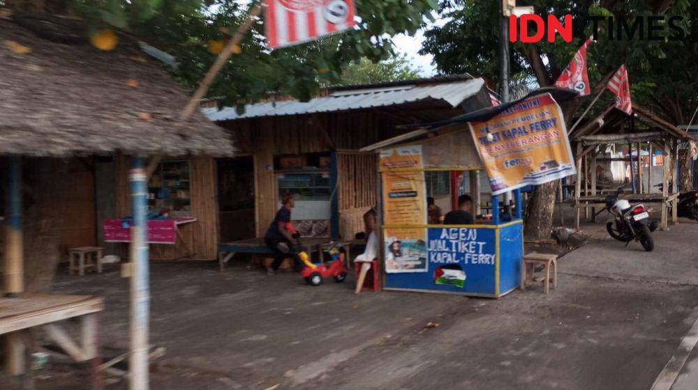 Loket penjualan tiket online kapal Ferry. (IDN Times/Muhammad Nasir)