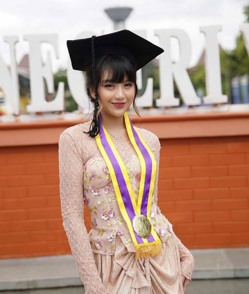 Ghea Indrawari (instagram.com/gheaindrawari)