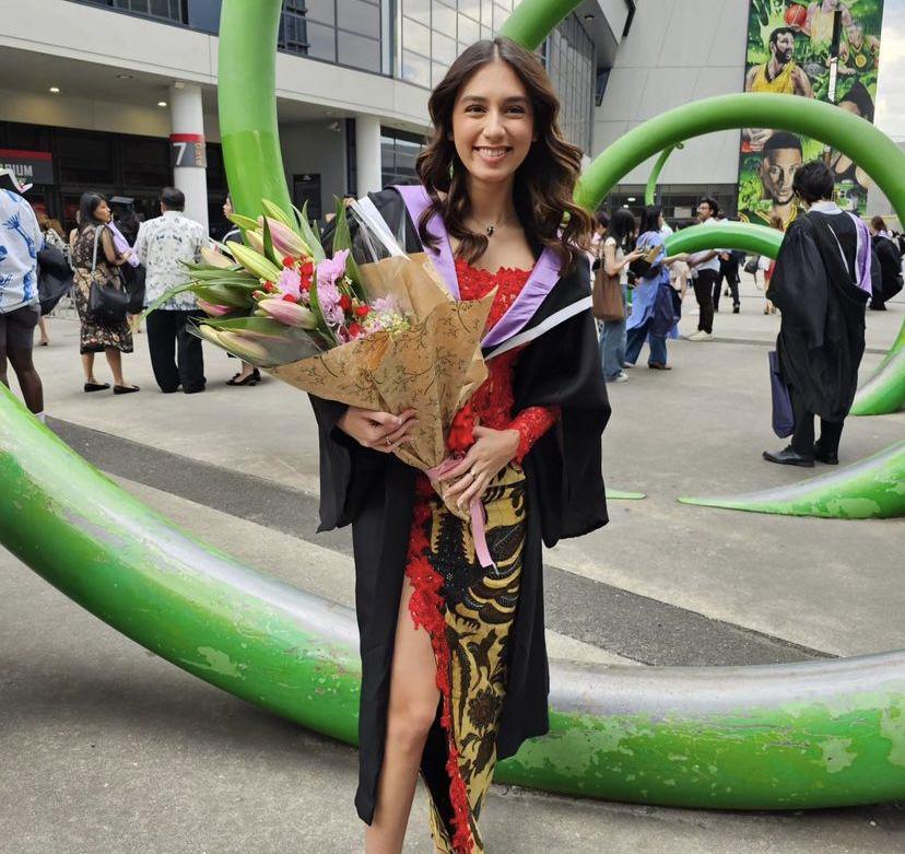 momen wisuda S1 Kiara McKenna (instagram.com/nuningmckenna)