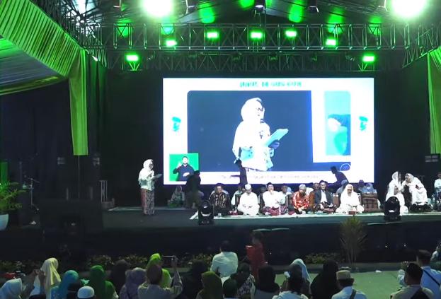 Filsuf Karlina Supelli dalam acara Haul ke-14 Gus Dur bertema "Meneladani Budaya Etika Demokrasi Gus Dur" (Tangkapan layar kanal NU Online)