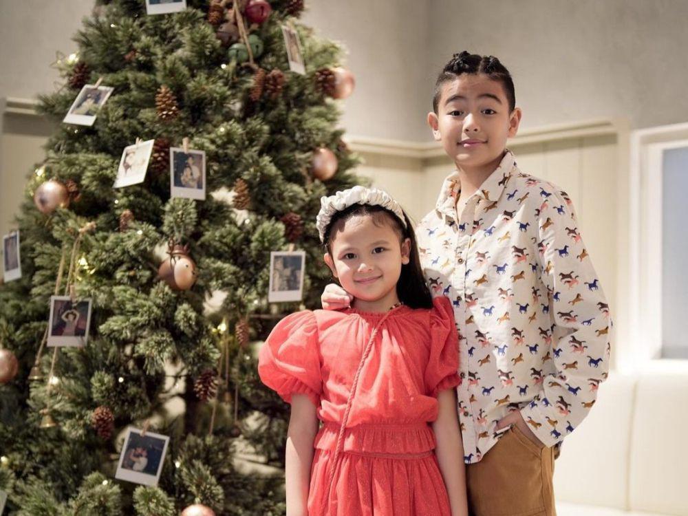 8 Potret Photoshoot Ryshaka dan Sea Anak Ryan Delon, Bertema Natal!