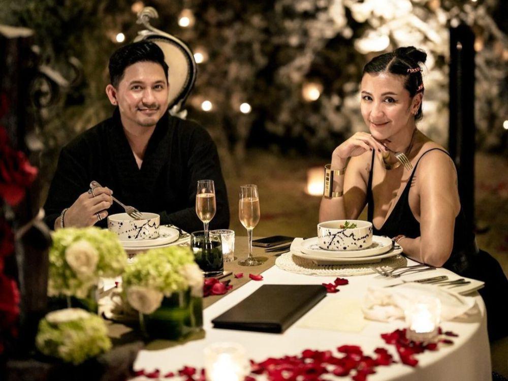 8 Potret Wedding Anniversary Ryan Delon dan Sharena ke-10