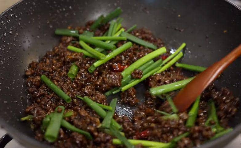 ilustrasi memasak tumis daging ala Mongolia (YouTube.com/Aaron and Claire)