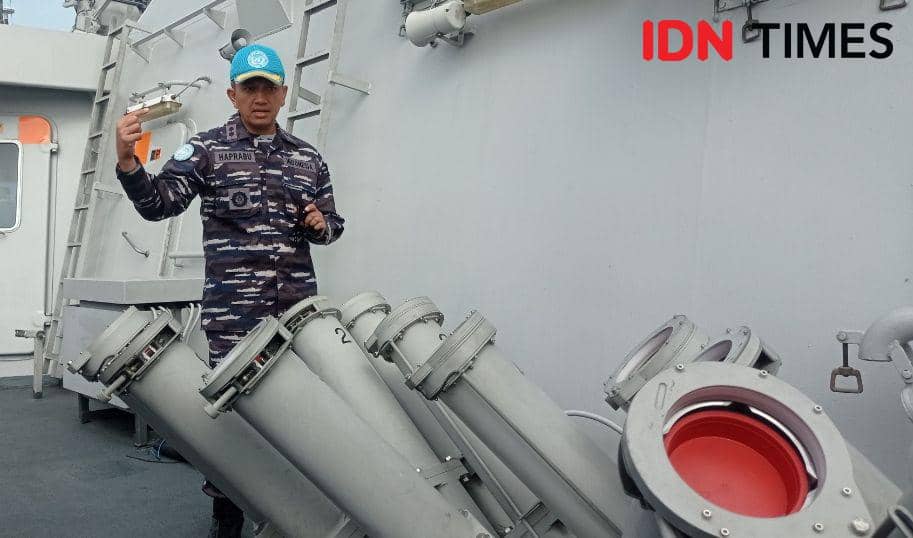 Komandan KRI Diponogoro 365, Letkol Laut (P) Wirastyo Haprabu di depan anti rudal (IDN Times / Putra Gema Pamungkas)