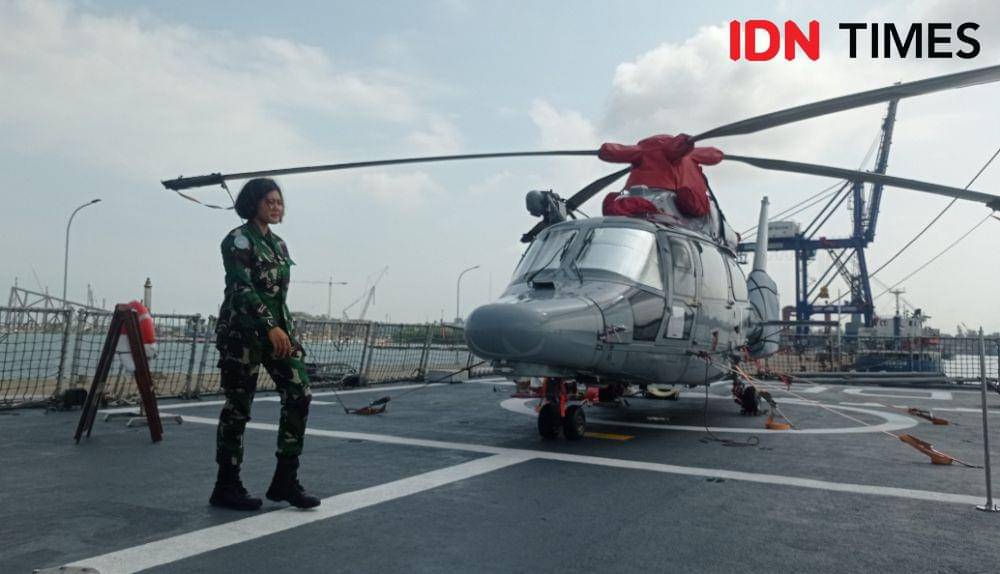 Personel KRI Diponogoro 365 saat melintas di depan helikopter anti kapal selam AS-565 MBe Panther HS-1305 (IDN Times / Putra Gema Pamungkas)