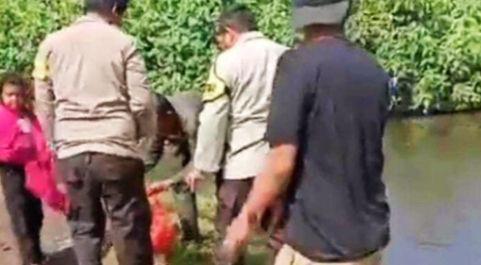 Jasad Bayi Tak Sengaja Tertinggal di Sungai Membuat Heboh Warga Bima