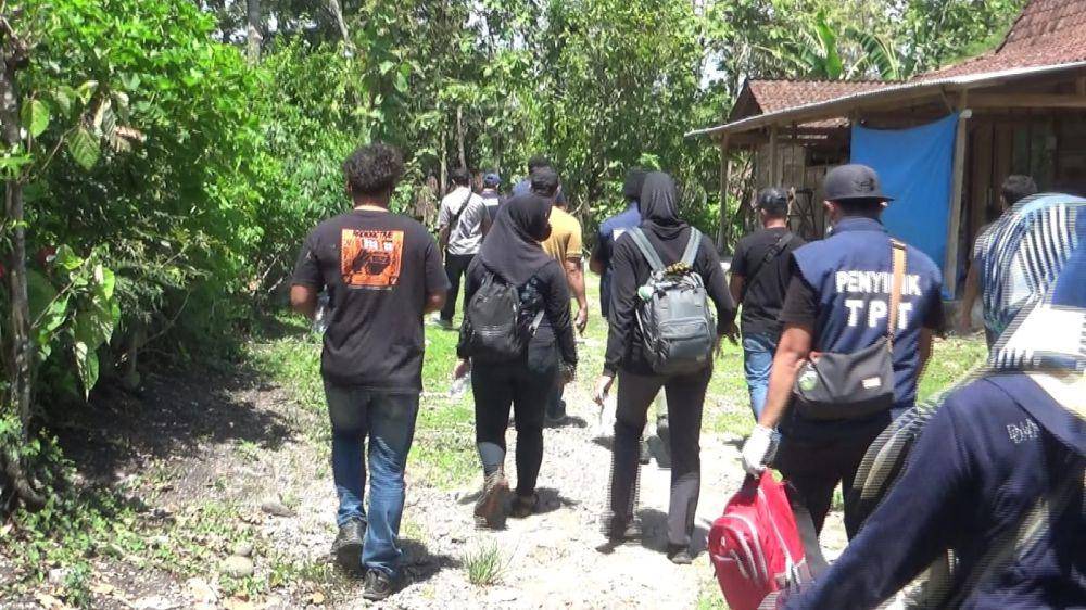Tim Densus 88 Antiteror Mabes Polri menangkap seorang terduga teroris di Desa Semen, Kecamatan Paron, Kabupaten Ngawi, Jawa Timur. IDN Times/ Riyanto