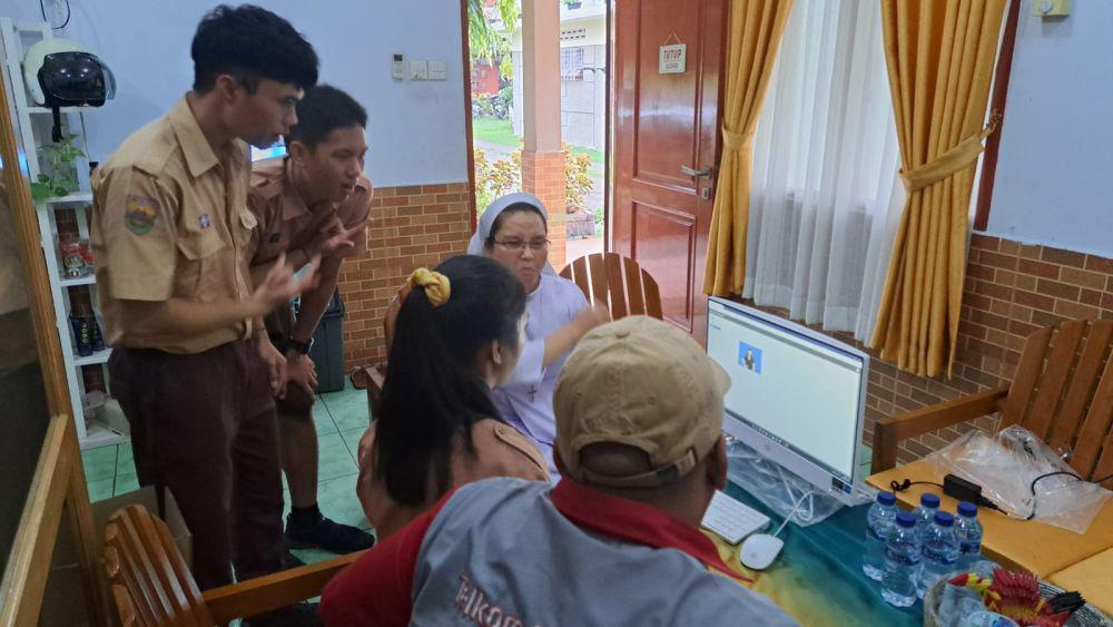 Telkom CDC Kembali Salurkan PC dan Aplikasi i-CHAT untuk SLB