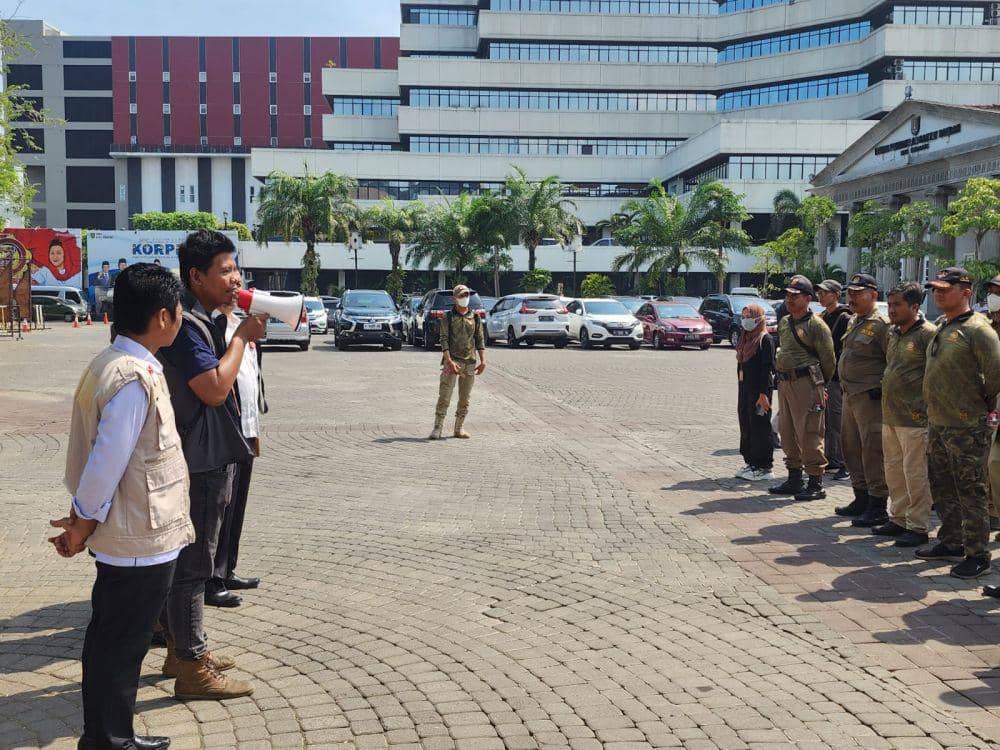 Tim gabungan Bawaslu Kota Semarang dan Satpol PP melakukan breafing sebelum bergerak menertibkan alat peraga kampanye di ruas protokol dan kecamatan pinggiran. (IDN Times/Dok Humas Bawaslu Kota Semarang)