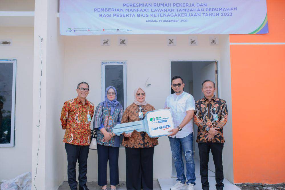 Direktur Pelayanan BPJS Ketenagakerjaan Roswita Nilakurnia bersama Kepala Dinas Tenaga Kerja Kabupaten Gresik Andhy Hendro Wijaya dan Regional Head III Bank BTN Yenny Herlina meresmikan pembangunan Rumah Pekerja yang terletak di Gresik, Jawa Timur. (Dok. BPJAMSOSTEK)