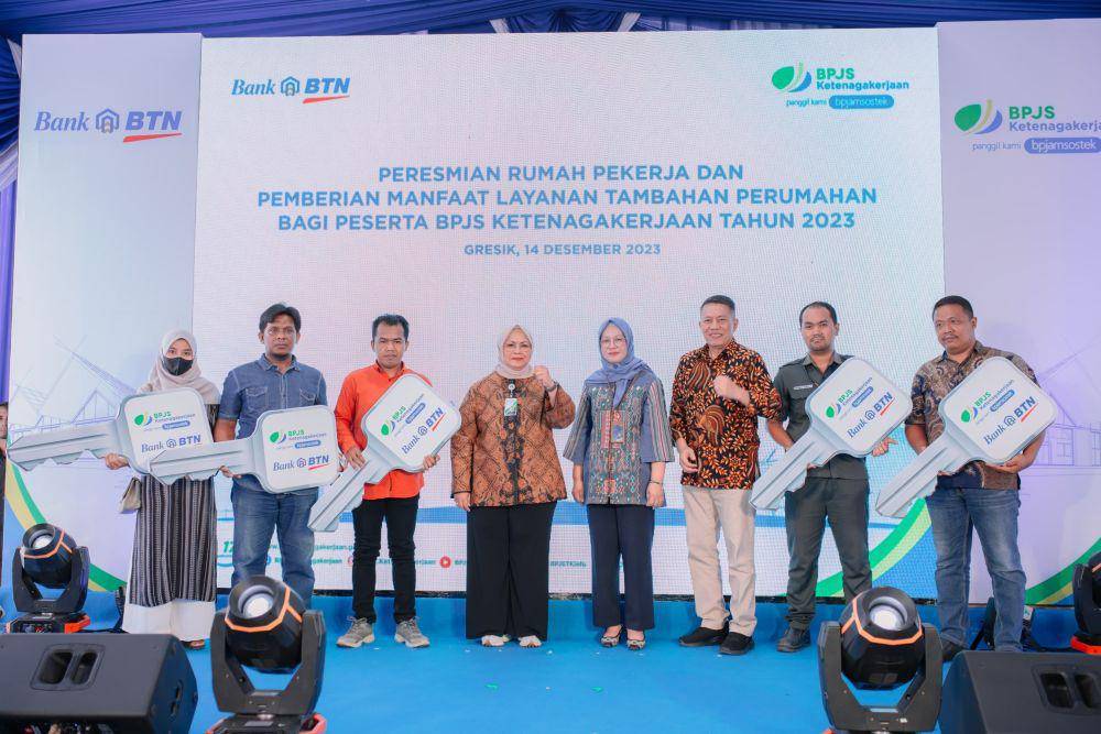 Direktur Pelayanan BPJS Ketenagakerjaan Roswita Nilakurnia bersama Kepala Dinas Tenaga Kerja Kabupaten Gresik Andhy Hendro Wijaya dan Regional Head III Bank BTN Yenny Herlina meresmikan pembangunan Rumah Pekerja yang terletak di Gresik, Jawa Timur. (Dok. BPJAMSOSTEK)