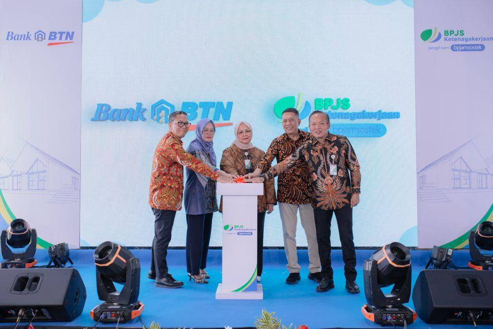 Direktur Pelayanan BPJS Ketenagakerjaan Roswita Nilakurnia bersama Kepala Dinas Tenaga Kerja Kabupaten Gresik Andhy Hendro Wijaya dan Regional Head III Bank BTN Yenny Herlina meresmikan pembangunan Rumah Pekerja yang terletak di Gresik, Jawa Timur. (Dok. BPJAMSOSTEK)