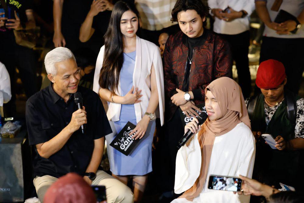 Remaja Tunanetra Beri Hadiah Buku Karyanya untuk Ganjar