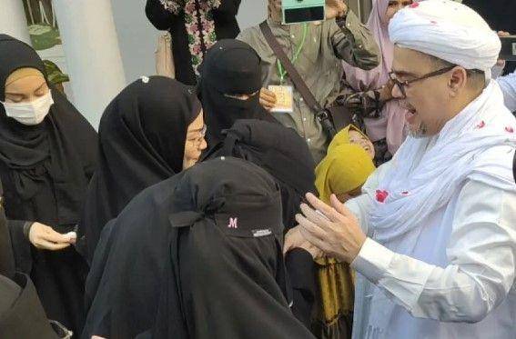 Almarhumah Syarifah Fadlun bersama anak-anaknya saat menyambut suaminya, Rizieq Shihab, usai ditahan Barskrim Polri, di kediamannya yang berlokasi di Jalan Petamburan III, Tanah Abang, Jakarta Pusat, pada Rabu, 20 Juli 2022. (ANTARA/twitter/DPP_LIP.)