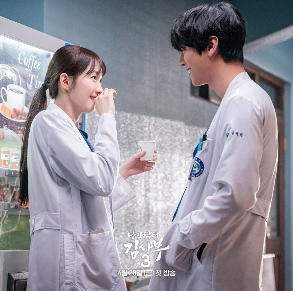 Lee Sung Kyung dan Ahn Hyo Seop di drama Dr. Romantic 3 (instagram.com/sbsdrama.official)
