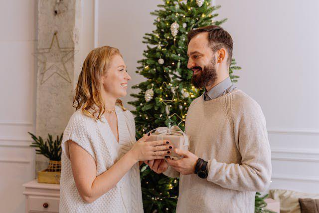 9 Rekomendasi Kado Natal yang Disukai Perempuan, Bikin Dia Happy!