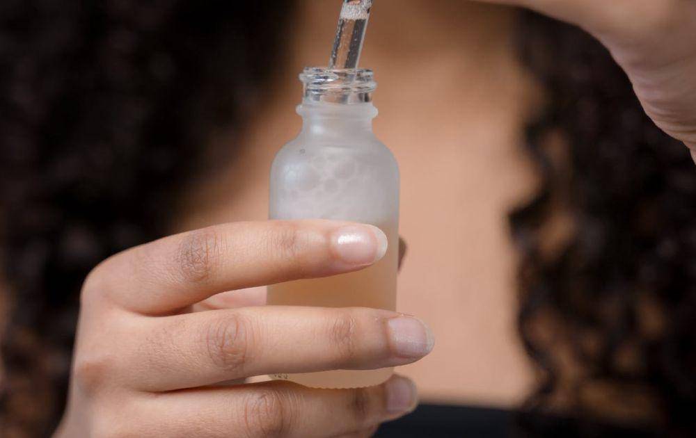 ilustrasi serum untuk rambut (pexels.com/Ron Lach)