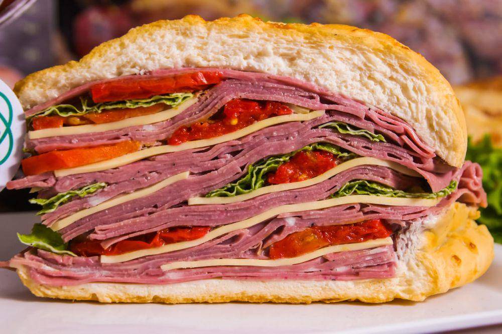 sandwich daging asap (pexels.com/Vinícius Caricatte)
