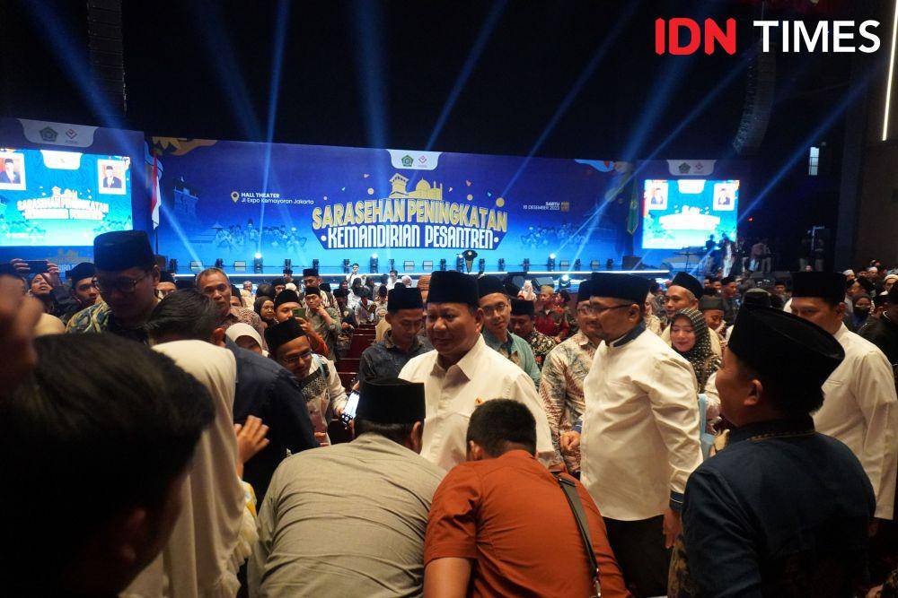 Menteri Pertahanan RI Prabowo Subianto hadir sebagai salah satu pembicara dalam "Sarasehan Peningkatan Kemandirian Pesantren" di Jakarta International Expo Kemayoran, Jakarta, pada Sabtu, (16/12/2023). (IDN Times/Faisal)