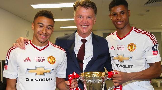 Louis van Gaal (tengah) saat melatih Manchester United. (manutd.com)