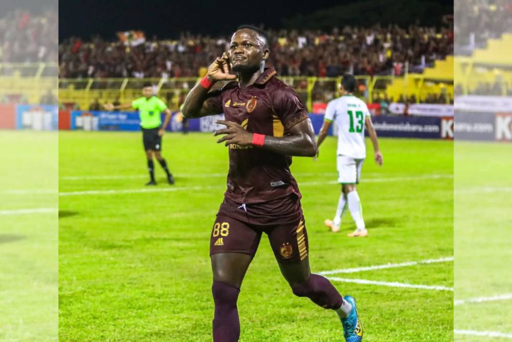 Striker PSM Makassar, Victor Mansaray, merayakan gol yang dicetak ke gawang Persikabo 1973 dalam laga pekan ke-20 BRI Liga 1 2023-24 yang berlangsung di Stadion Gelora B.J. Habibie Parepare pada 23 November 2023. (Instagram.com/psm_makassar)