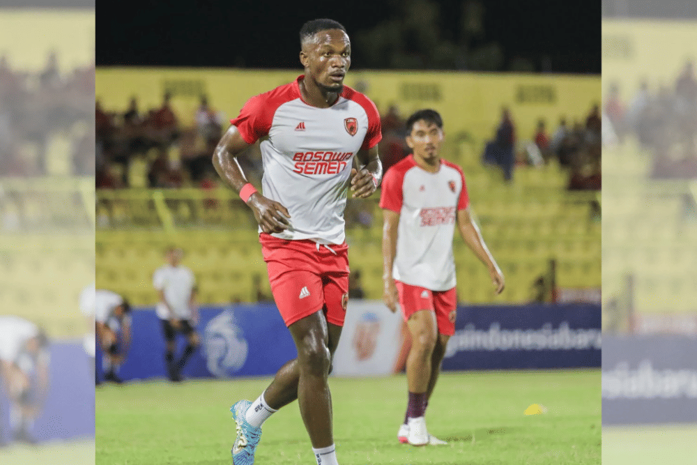 Striker PSM Makassar, Victor Mansaray, dalam sesi pemanasan jelang pertandingan pekan ke-20 BRI Liga 1 2023-24 melawan Persikabo 1973 yang berlangsung di Stadion Gelora B.J. Habibie Parepare pada 23 November 2023. (Instagram.com/psm_makassar)