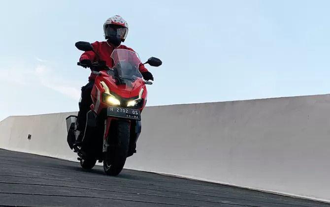 4 Cara Melewati Jalan Menurun Menggunakan Motor Matic