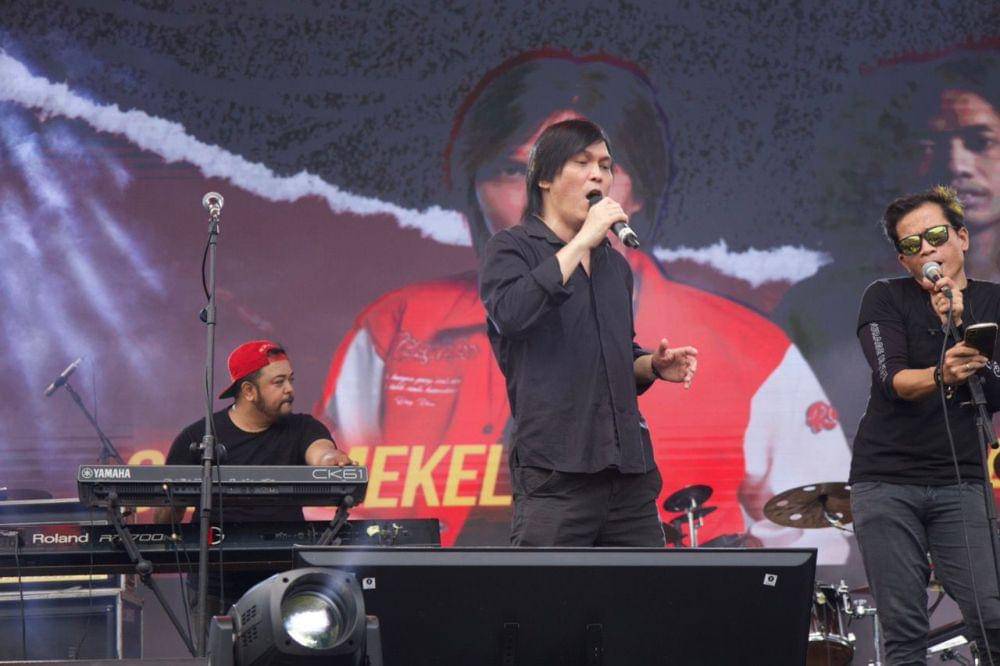 Musisi Estu Pradhana (topi merah) saat manggung bersama Once Mekel (Dok. Istimewa)