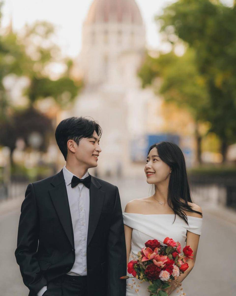 potret pertunangan Yoon Hye Soo Somebody 2 di Eropa (instagram.com/hey_sssooo)