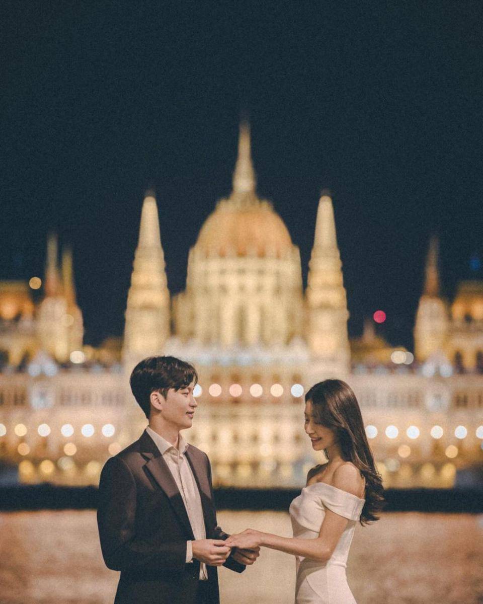 potret pertunangan Yoon Hye Soo Somebody 2 di Eropa (instagram.com/hey_sssooo)