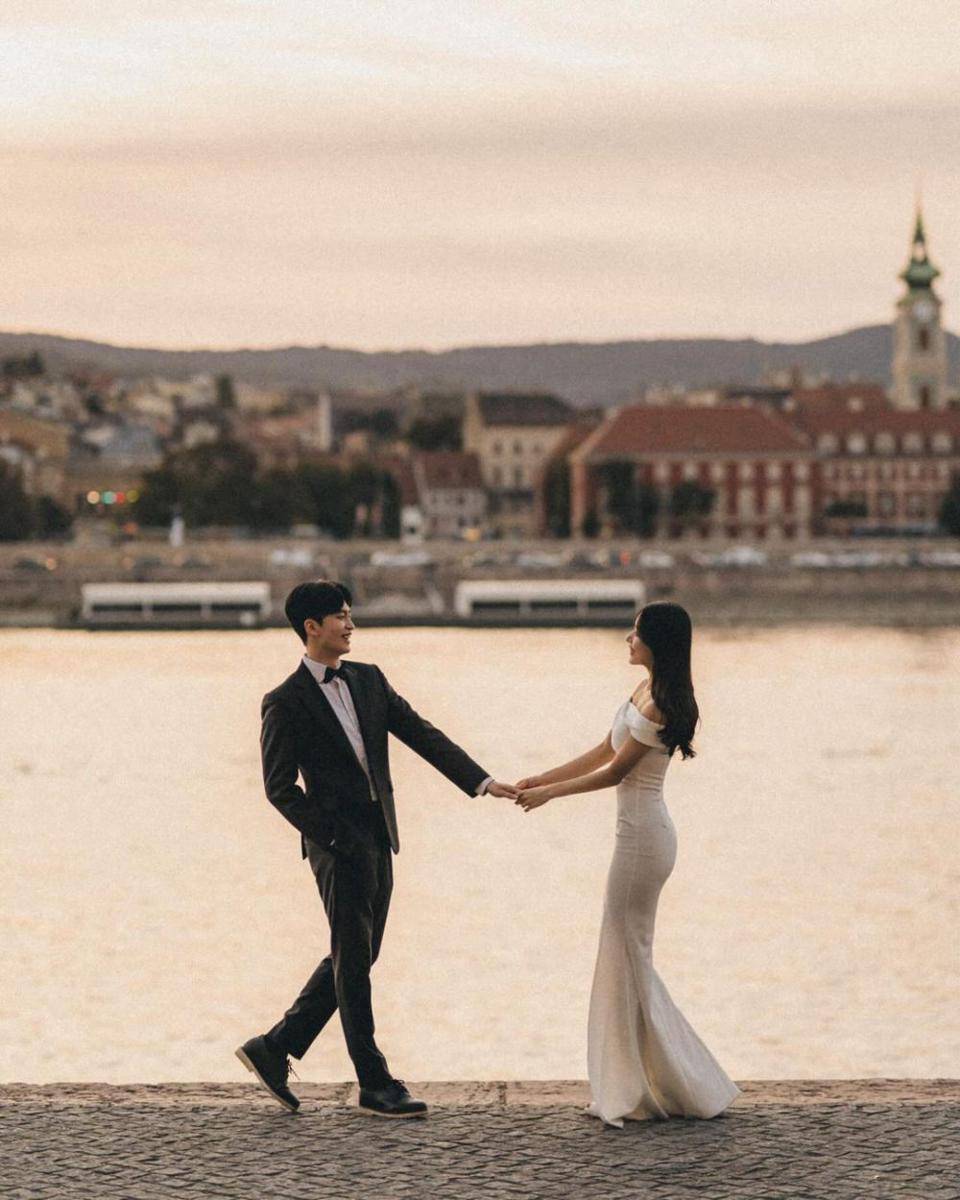 potret pertunangan Yoon Hye Soo Somebody 2 di Eropa (instagram.com/hey_sssooo)