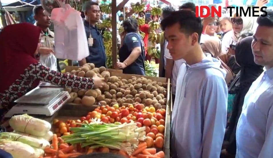 Gibran Blusukan ke Pasar Balikpapan hingga Beli Bawang Merah 5 Kg
