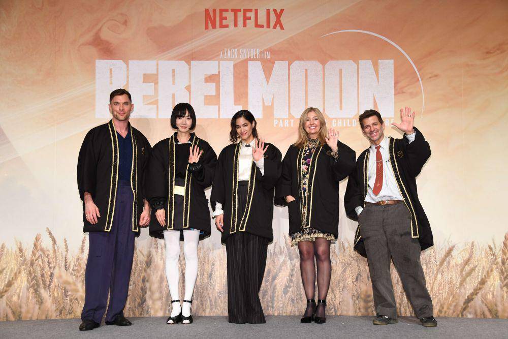 pemeran, produser, dan sutradara saat mengenakan hanten di konferensi pers Rebel Moon — Part One: A Child of Fire di Jepang (11/12/2023) (dok. Netflix)