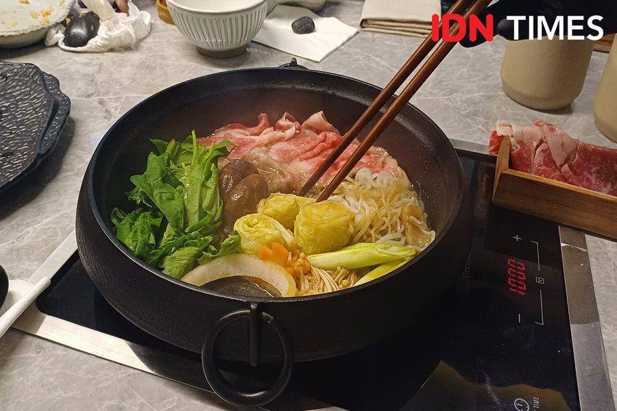 Proses menyajikan sukiyaki ala Kansai (IDN Times/Dhiya Awlia Azzahra)