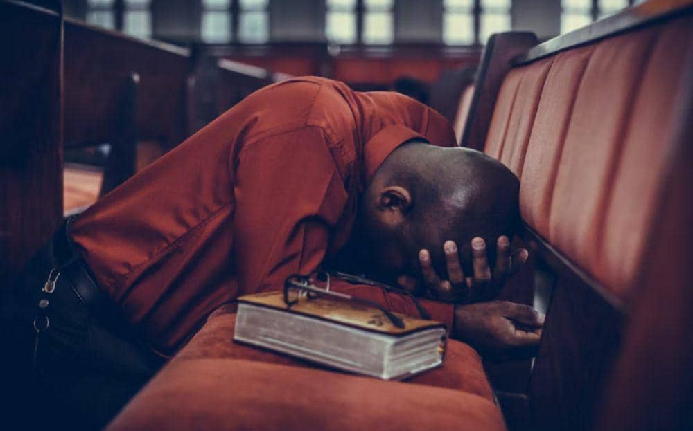 ilustrasi pria yang patah hati (unsplash.com/Samuel Martins)