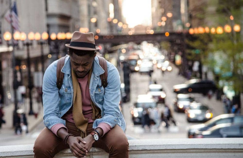 ilustrasi pria yang patah hati (unsplash.com/whoislimos)