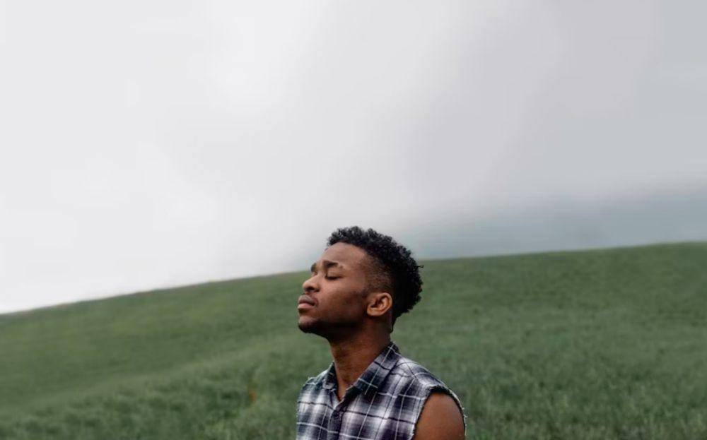 ilustrasi pria yang sedih (unsplash.com/J'Waye Covington)