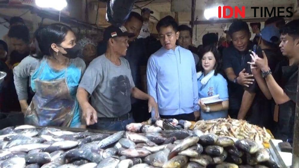 Calon wakil presiden (Cawapres) Nomor Urut 2 Gibran Rakabuming Raka blusukan ke Pasar Pandansari Balikpapan Kalimantan Timur (Kaltim), Sabtu (16/12/2023). (IDN Times/Hilmansyah)