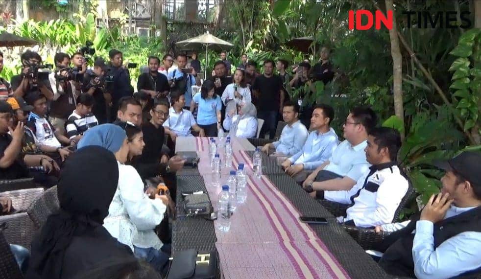 Calon wakil presiden (Cawapres) Nomor Urut 2 Gibran Rakabuming Raka blusukan ke Pasar Pandansari Balikpapan Kalimantan Timur (Kaltim), Sabtu (16/12/2023). (IDN Times/Hilmansyah)