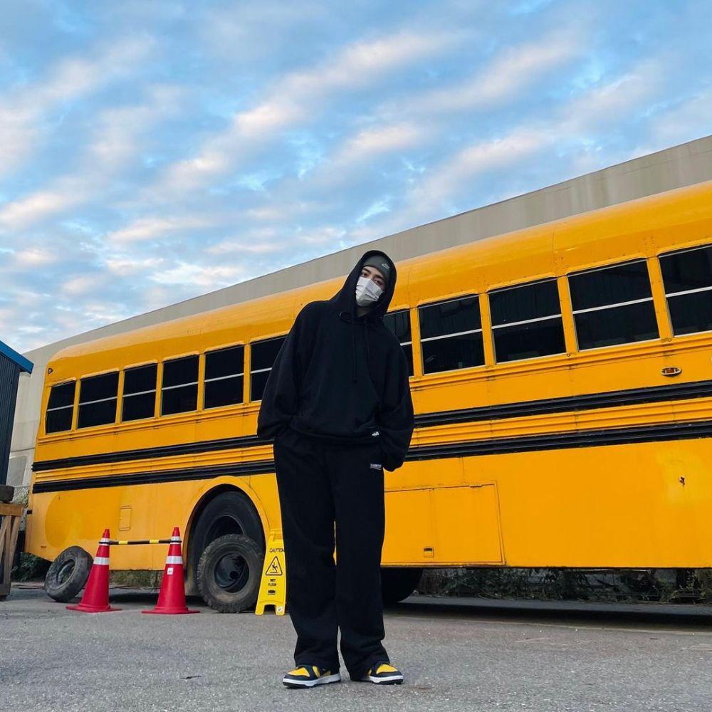 atasan hitam ala Scoups SEVENTEEN (instagram.com/sound_of_coups)
