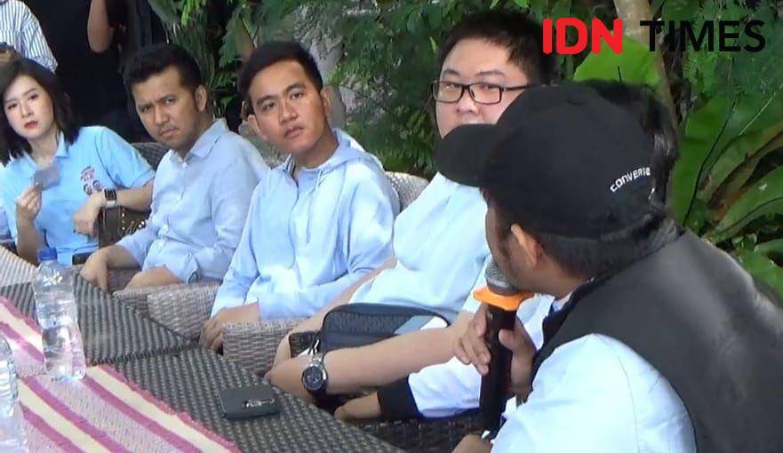 Calon wakil presiden (Cawapres) Nomor Urut 2 Gibran Rakabuming Raka blusukan ke Pasar Pandansari Balikpapan Kalimantan Timur (Kaltim), Sabtu (16/12/2023). (IDN Times/Hilmansyah)
