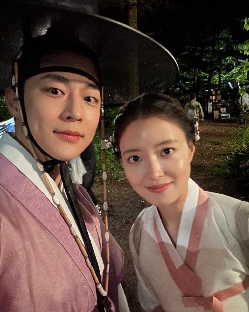 Bae In Hyuk dan Lee Se Young di balik layar drama The Story of Park's Marriage Contract (instagram.com/inhyuk_bb)